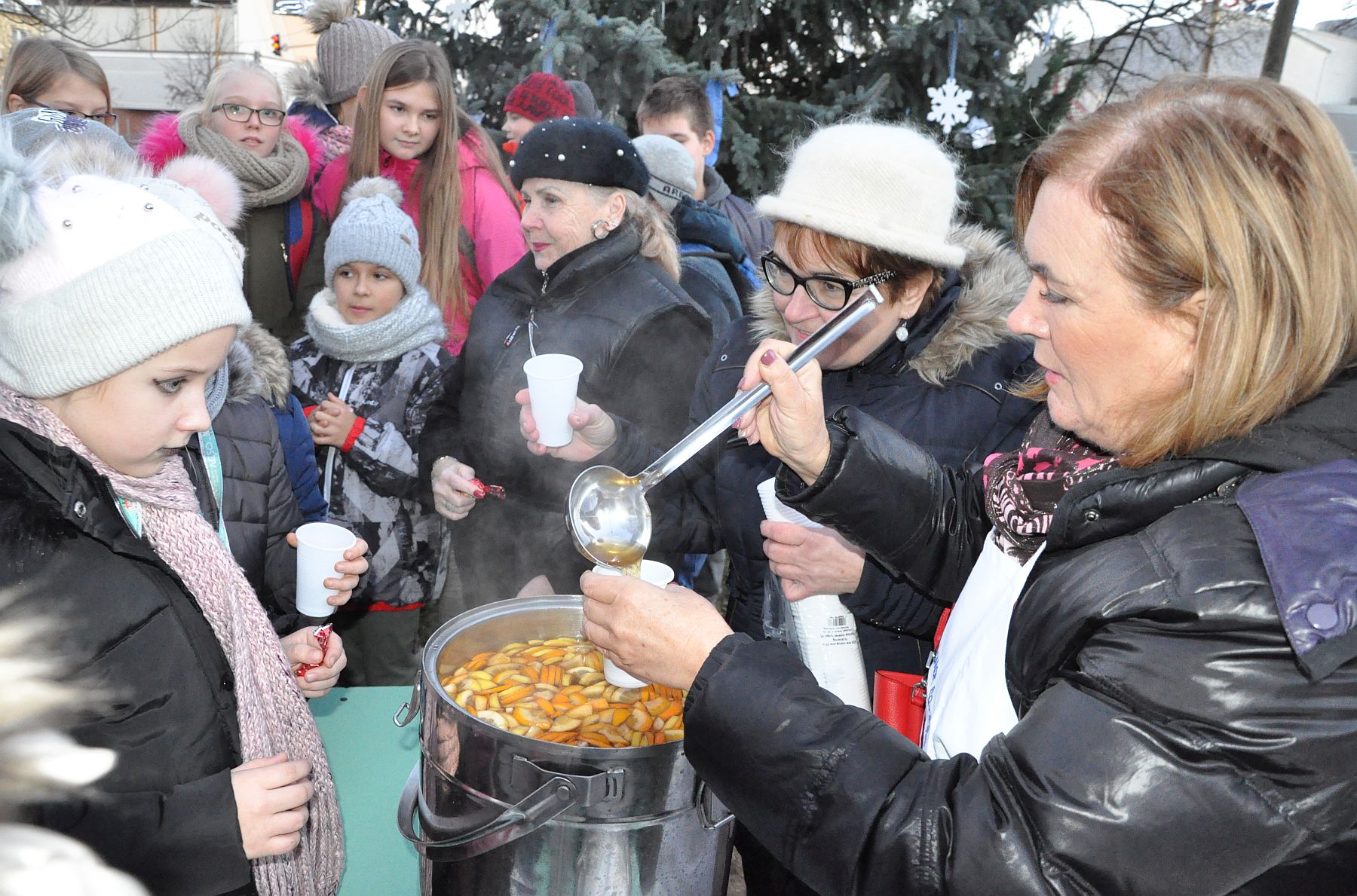 Kigyúltak a fények Palotaváros karácsonyfáján